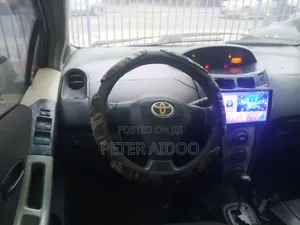 Toyota Vitz 2010 Silver