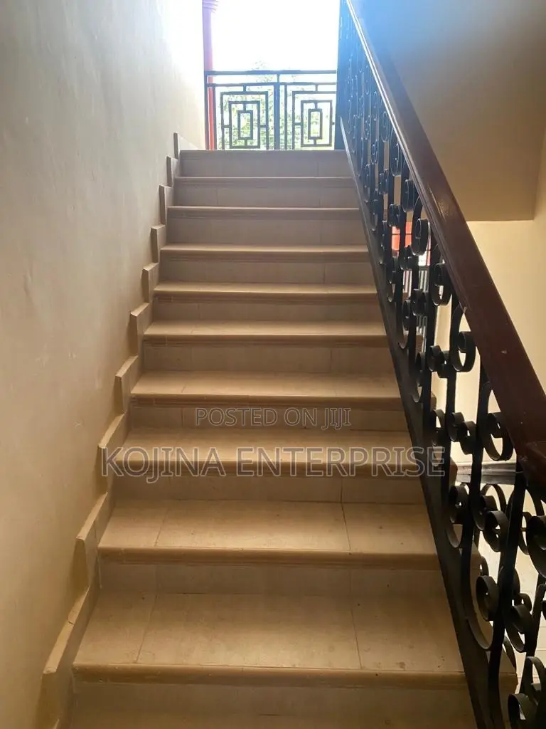 3bdrm Apartment in Atonsu Esreso, Kumasi Metropolitan for rent