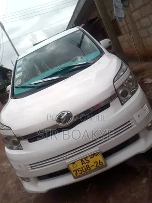 Toyota Voxy 2010 White