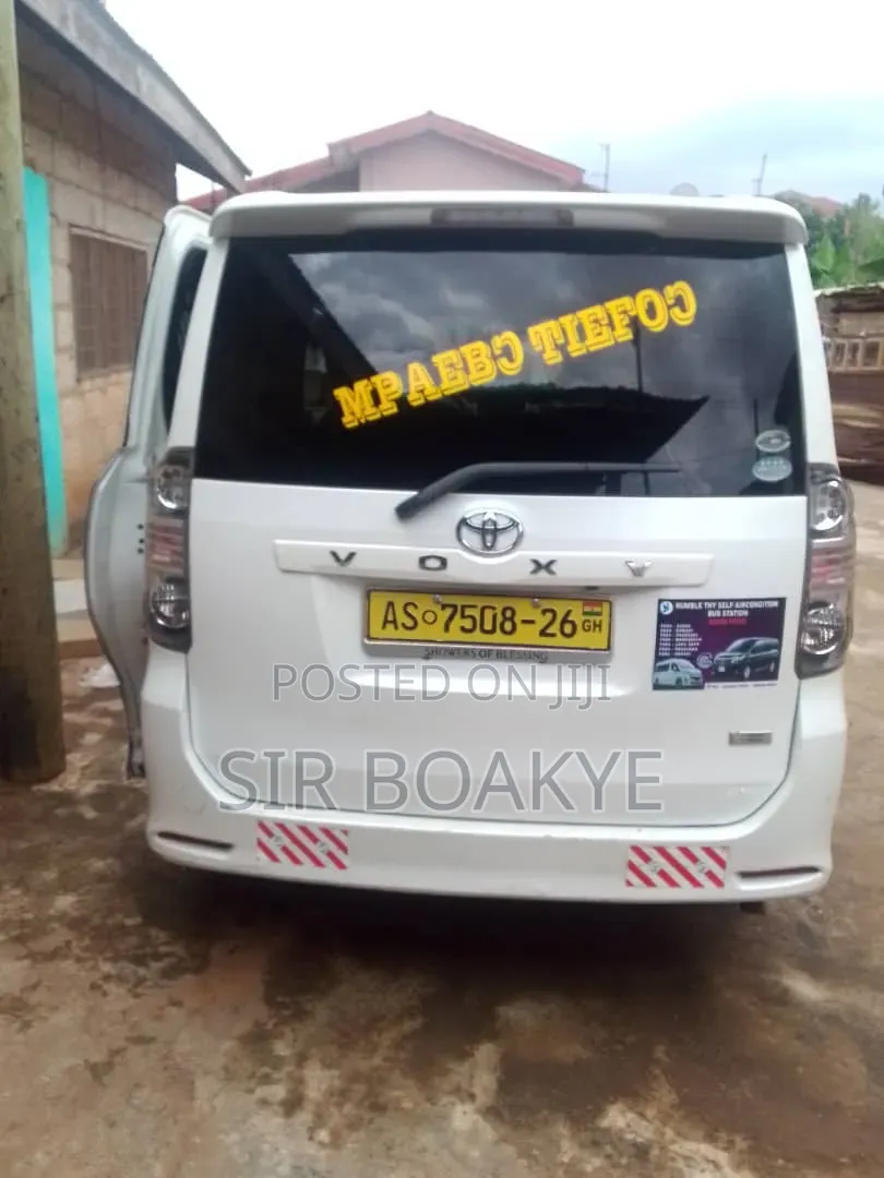 Toyota Voxy 2010 White