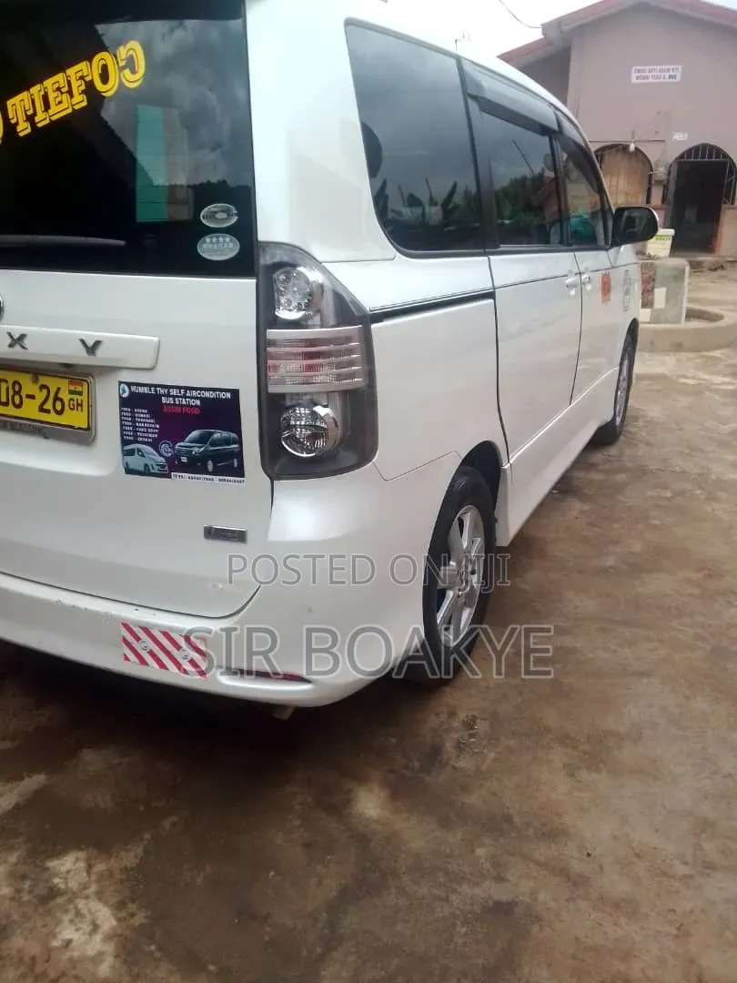Toyota Voxy 2010 White