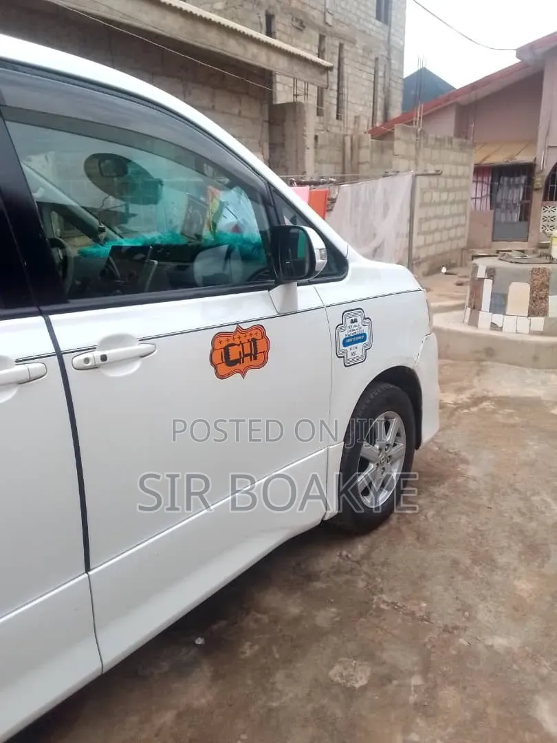 Toyota Voxy 2010 White