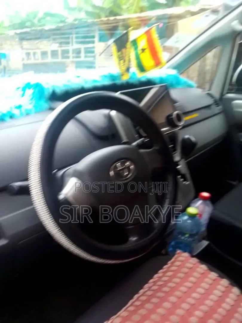Toyota Voxy 2010 White