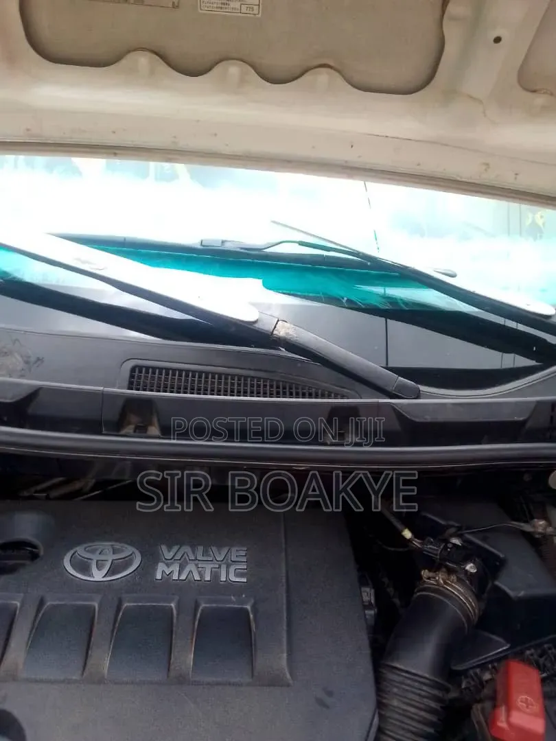Toyota Voxy 2010 White
