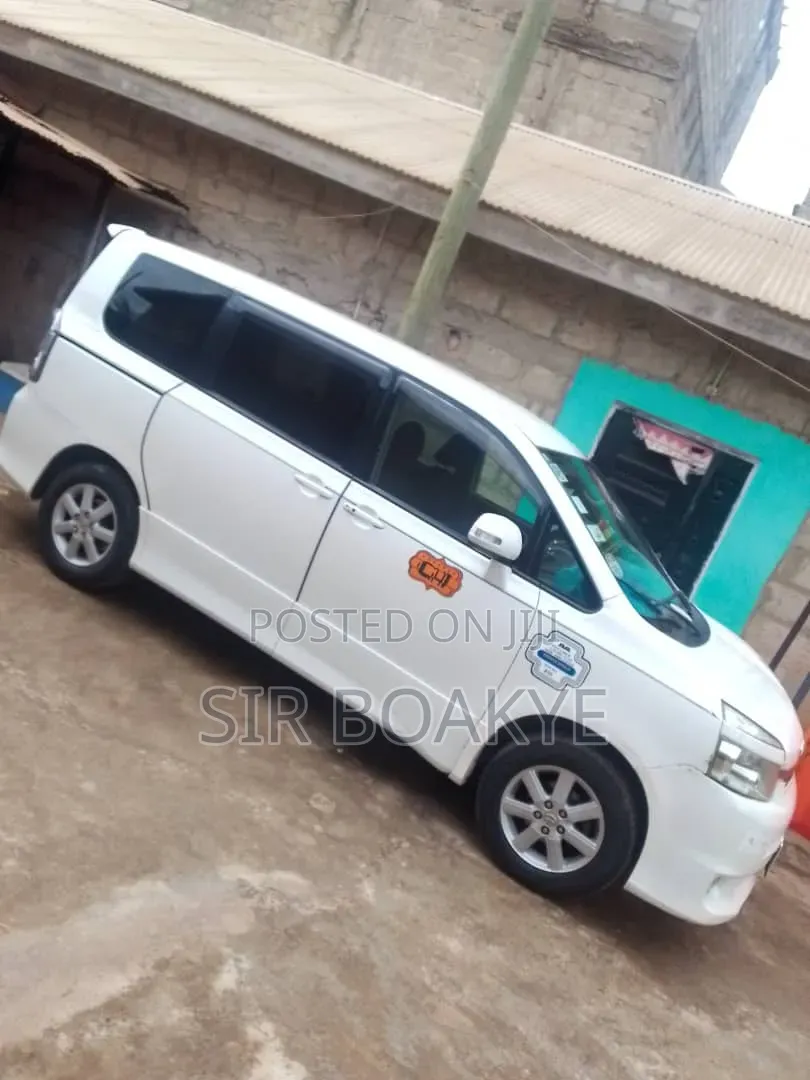Toyota Voxy 2010 White