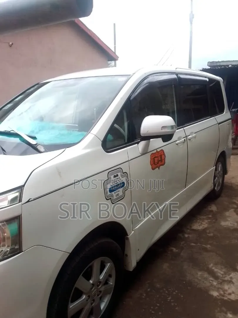 Toyota Voxy 2010 White