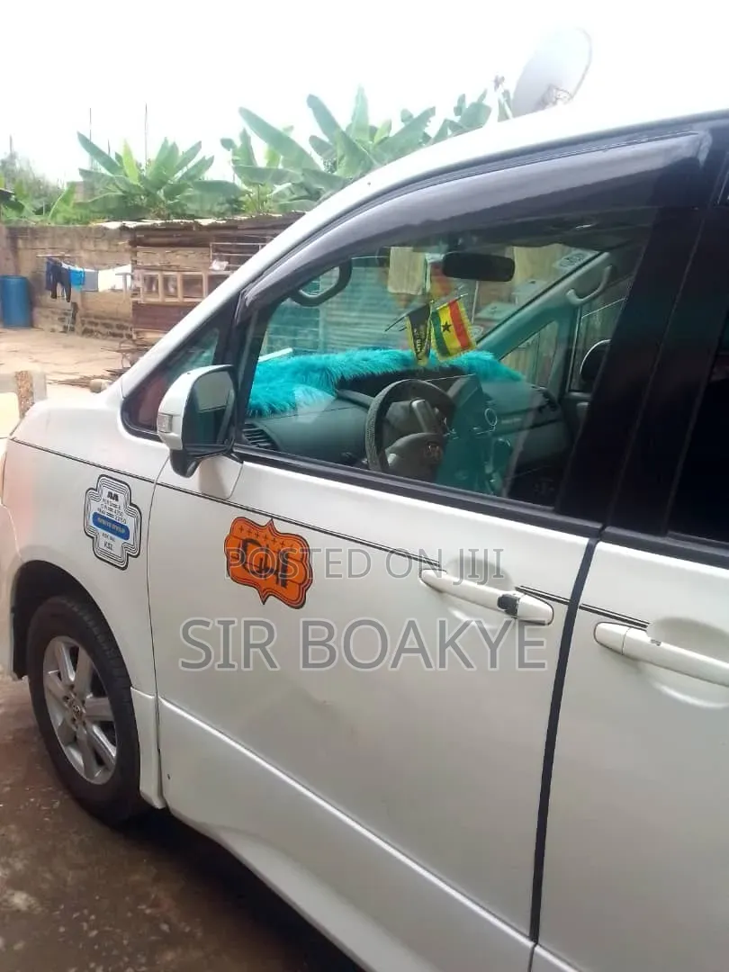 Toyota Voxy 2010 White
