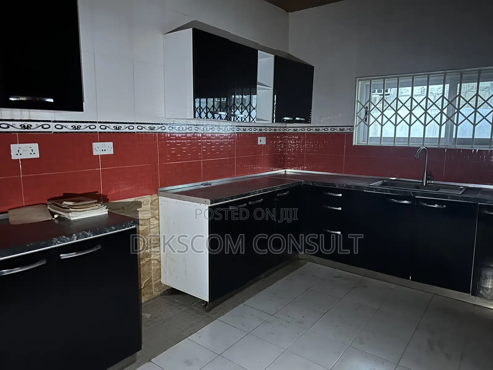 5bdrm House in Danfa for sale