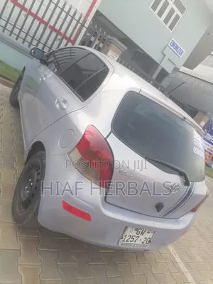 Toyota Vitz 2010 Silver