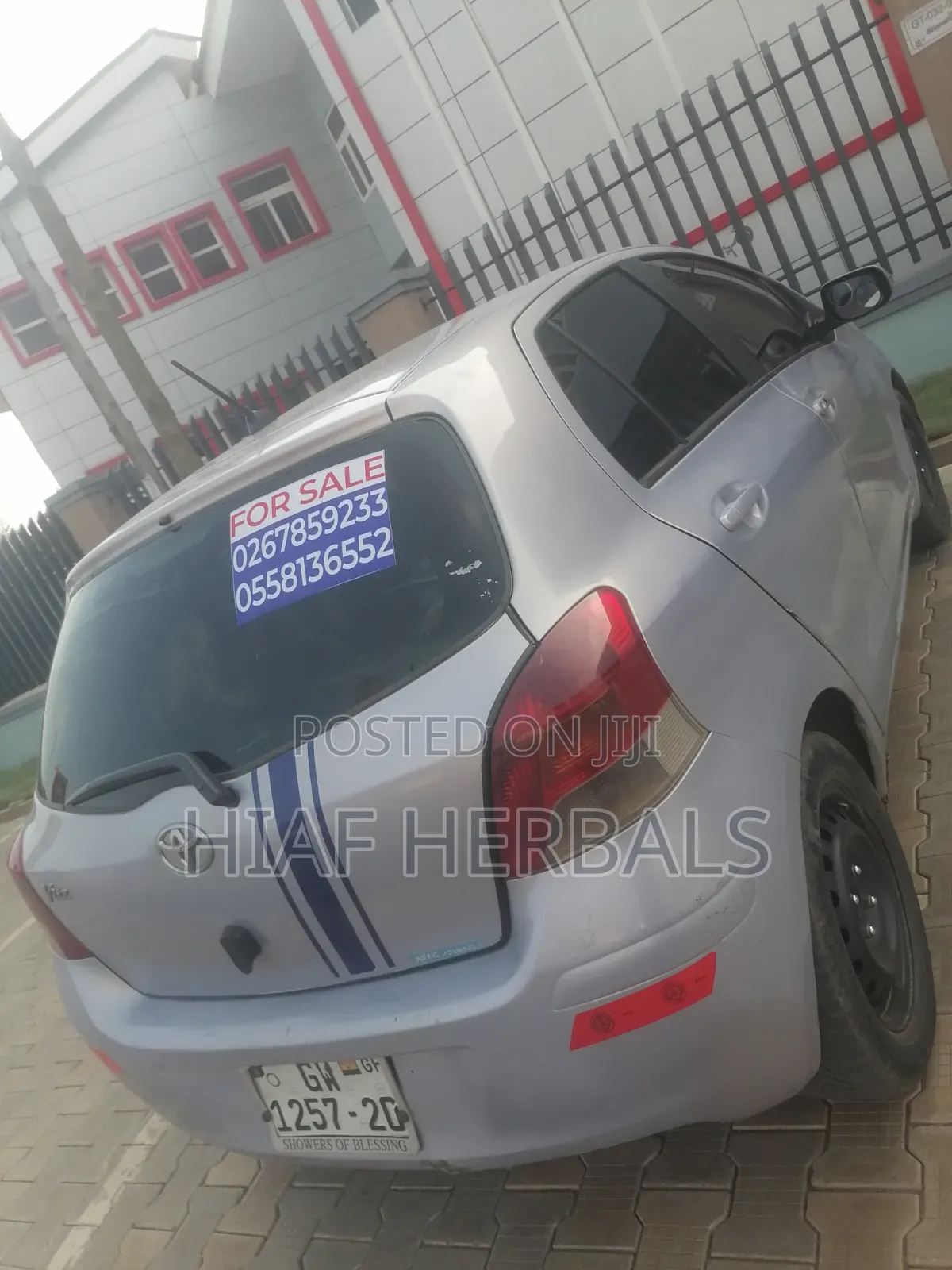 Toyota Vitz 2010 Silver