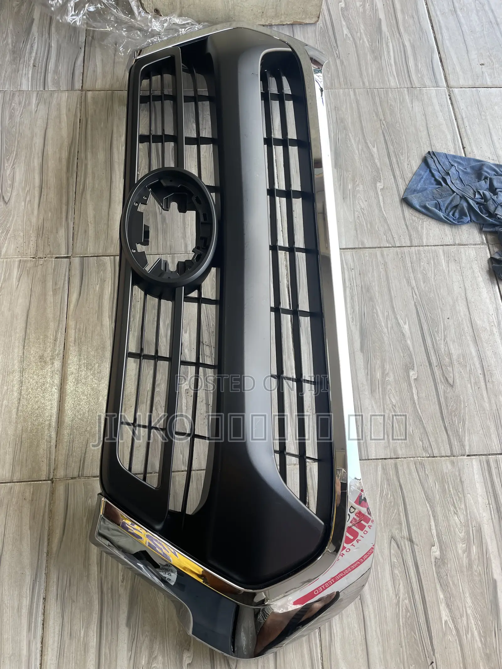 Toyota Hilux 2020-2025 Grille