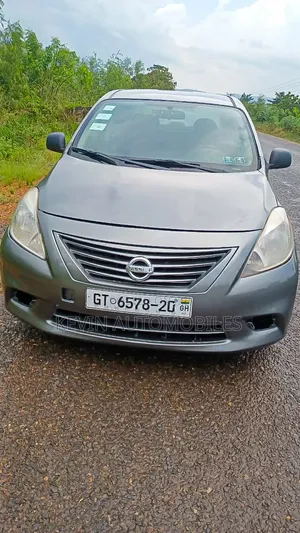 Nissan Versa 2013 Gray