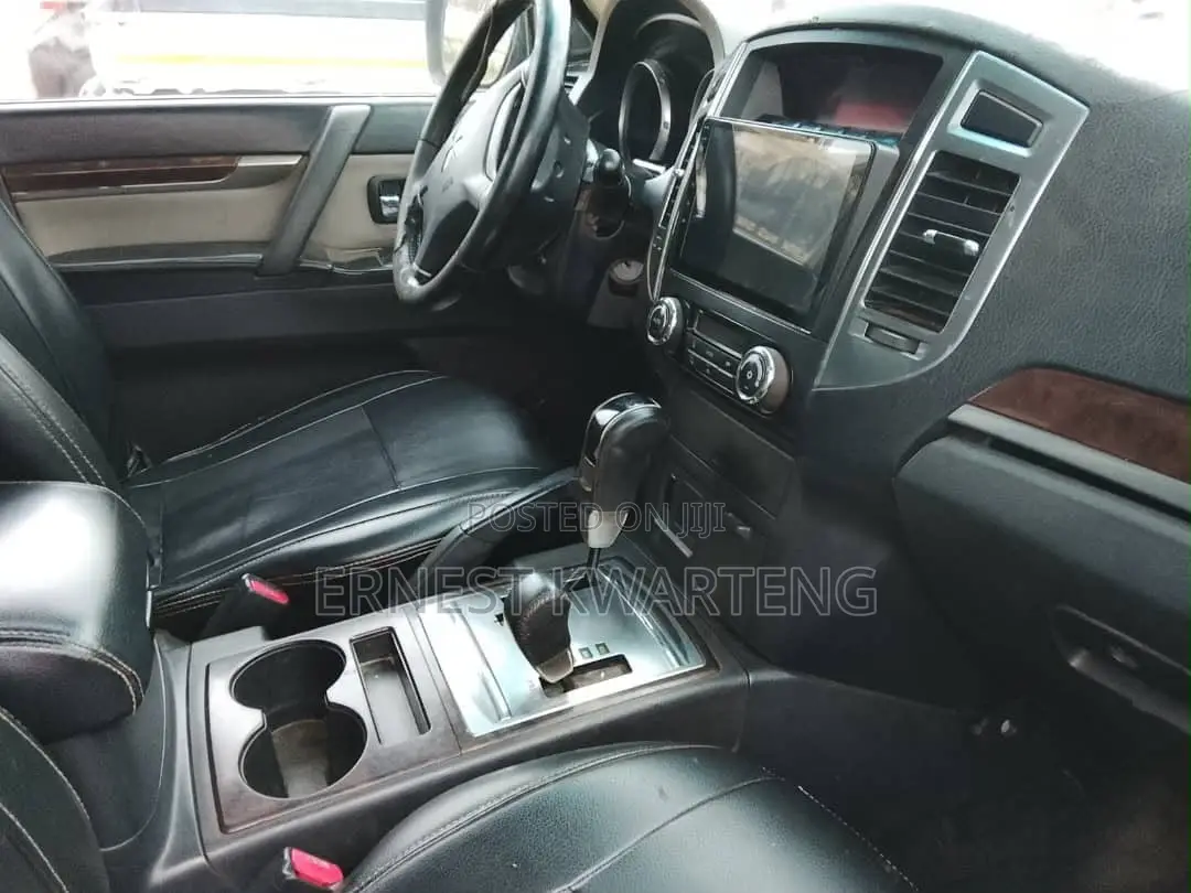 Mitsubishi Pajero 2015 Silver