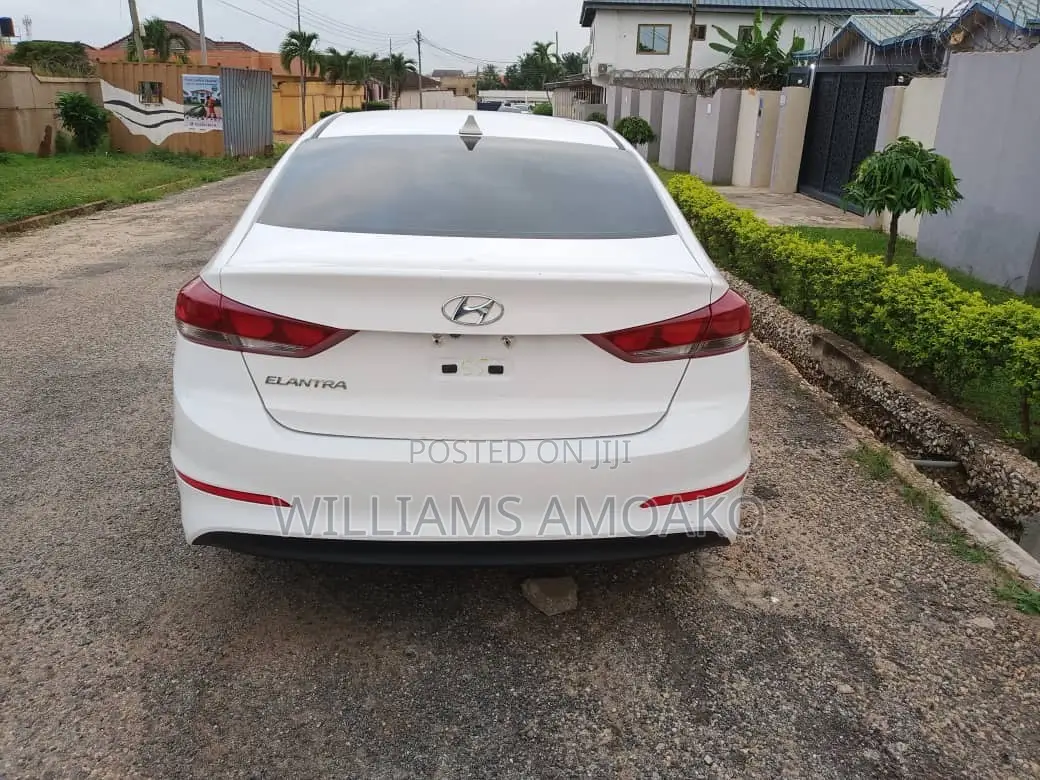 Hyundai Elantra SE Sedan FWD (2.0L 4cyl 6M) 2017 White