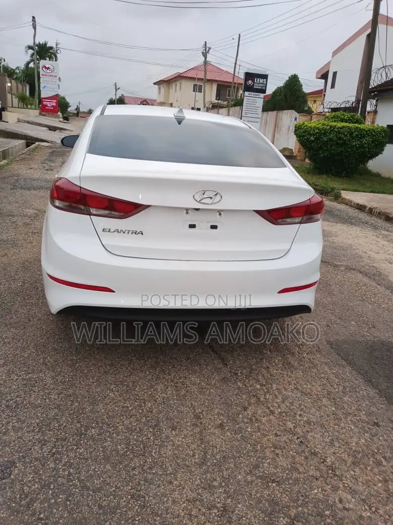 Hyundai Elantra SE Sedan FWD (2.0L 4cyl 6M) 2017 White