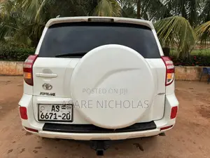 Toyota RAV4 2010 White