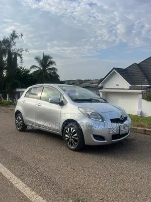 Toyota Vitz 2010 Silver