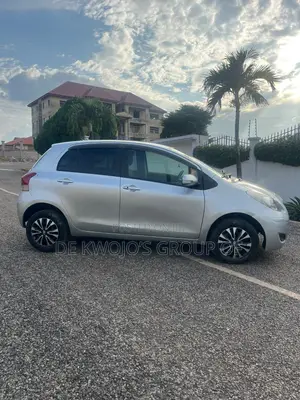Toyota Vitz 2010 Silver