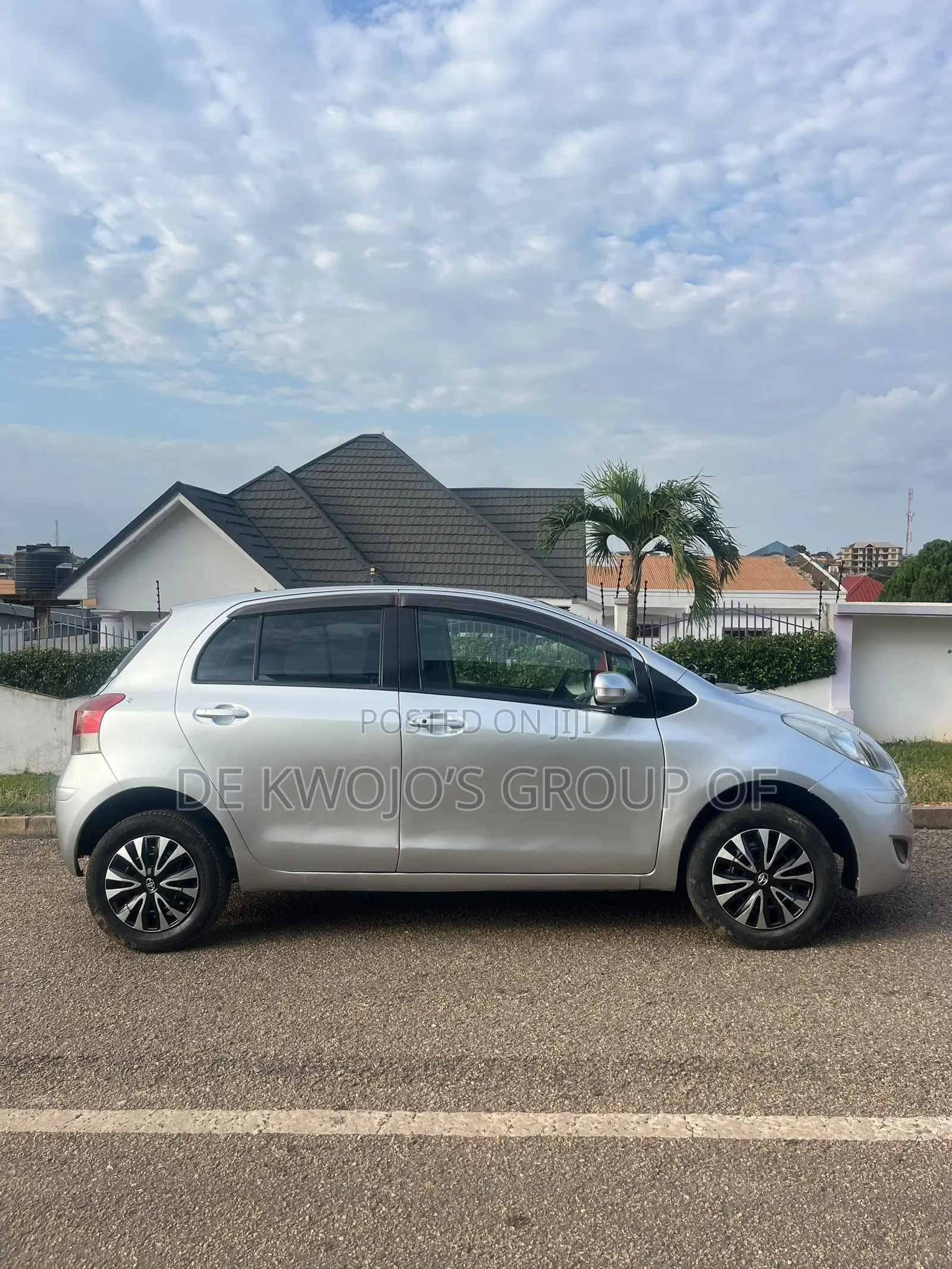 Toyota Vitz 2010 Silver