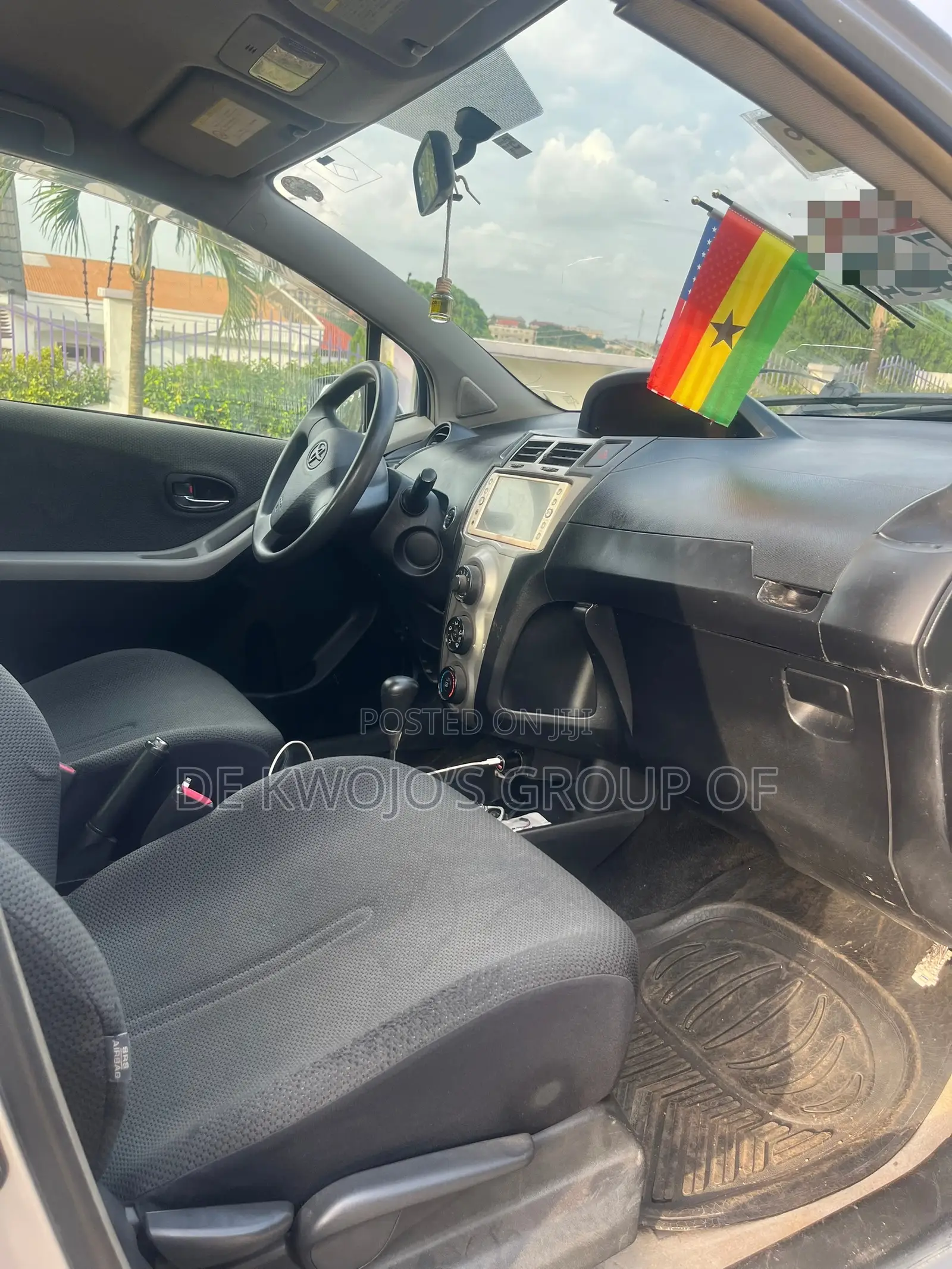 Toyota Vitz 2010 Silver