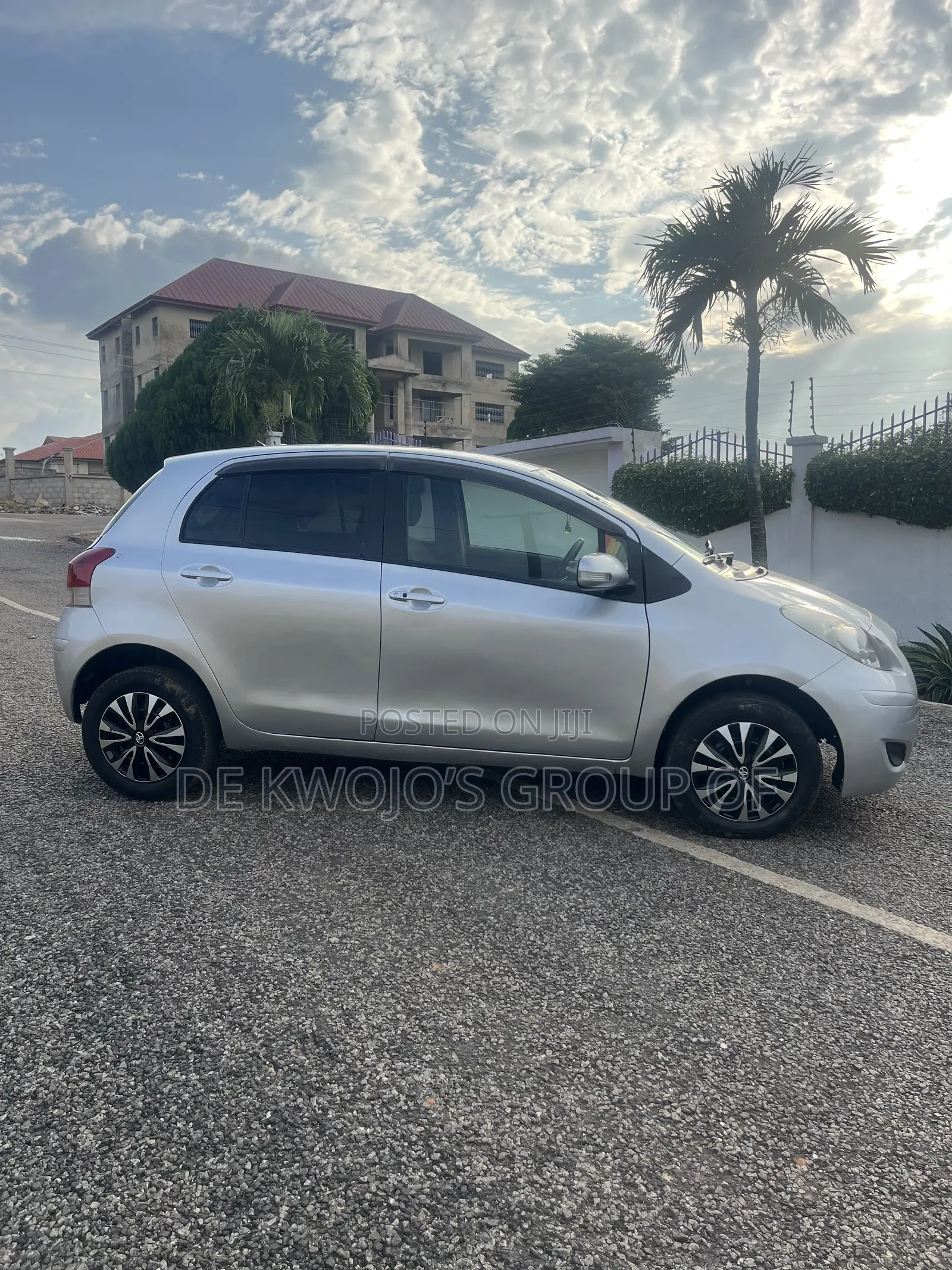 Toyota Vitz 2010 Silver