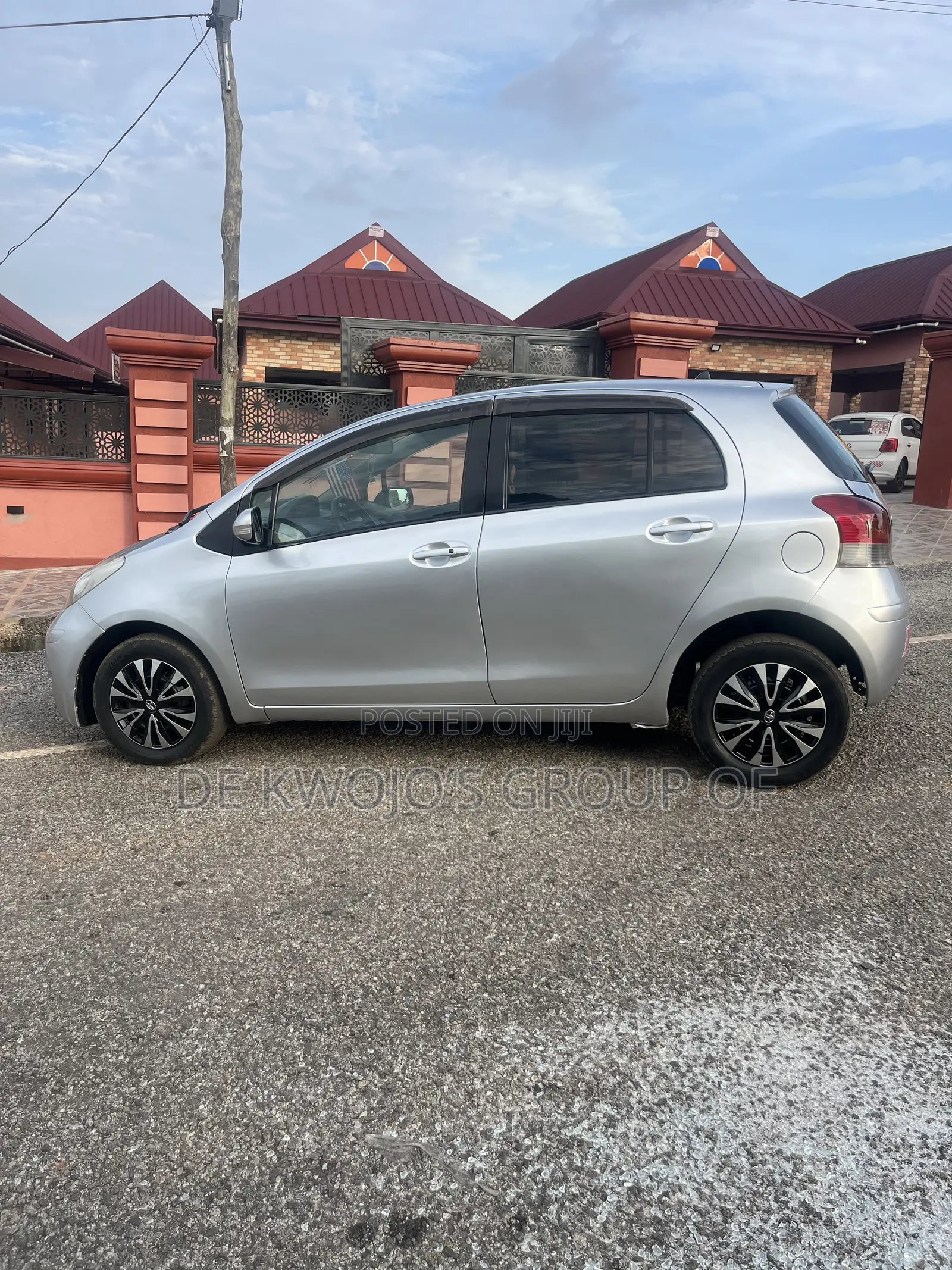 Toyota Vitz 2010 Silver