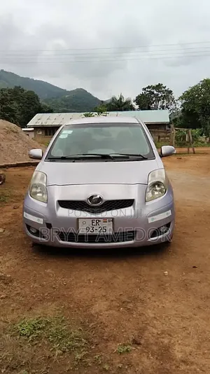 Toyota Vitz 2009 Silver