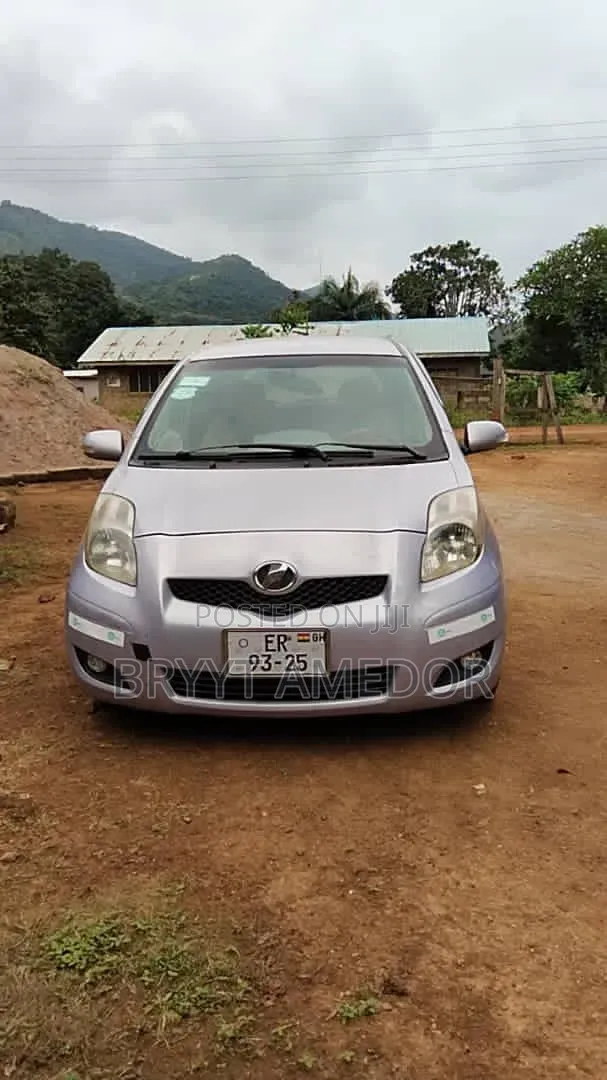 Toyota Vitz 2009 Silver