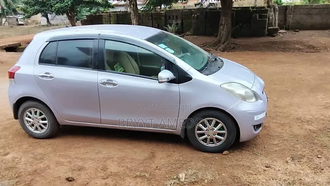 Toyota Vitz 2009 Silver