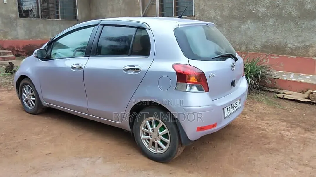 Toyota Vitz 2009 Silver