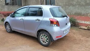 Toyota Vitz 2009 Silver