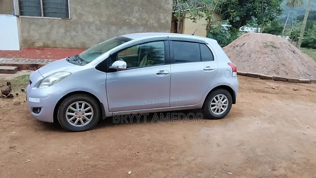 Toyota Vitz 2009 Silver