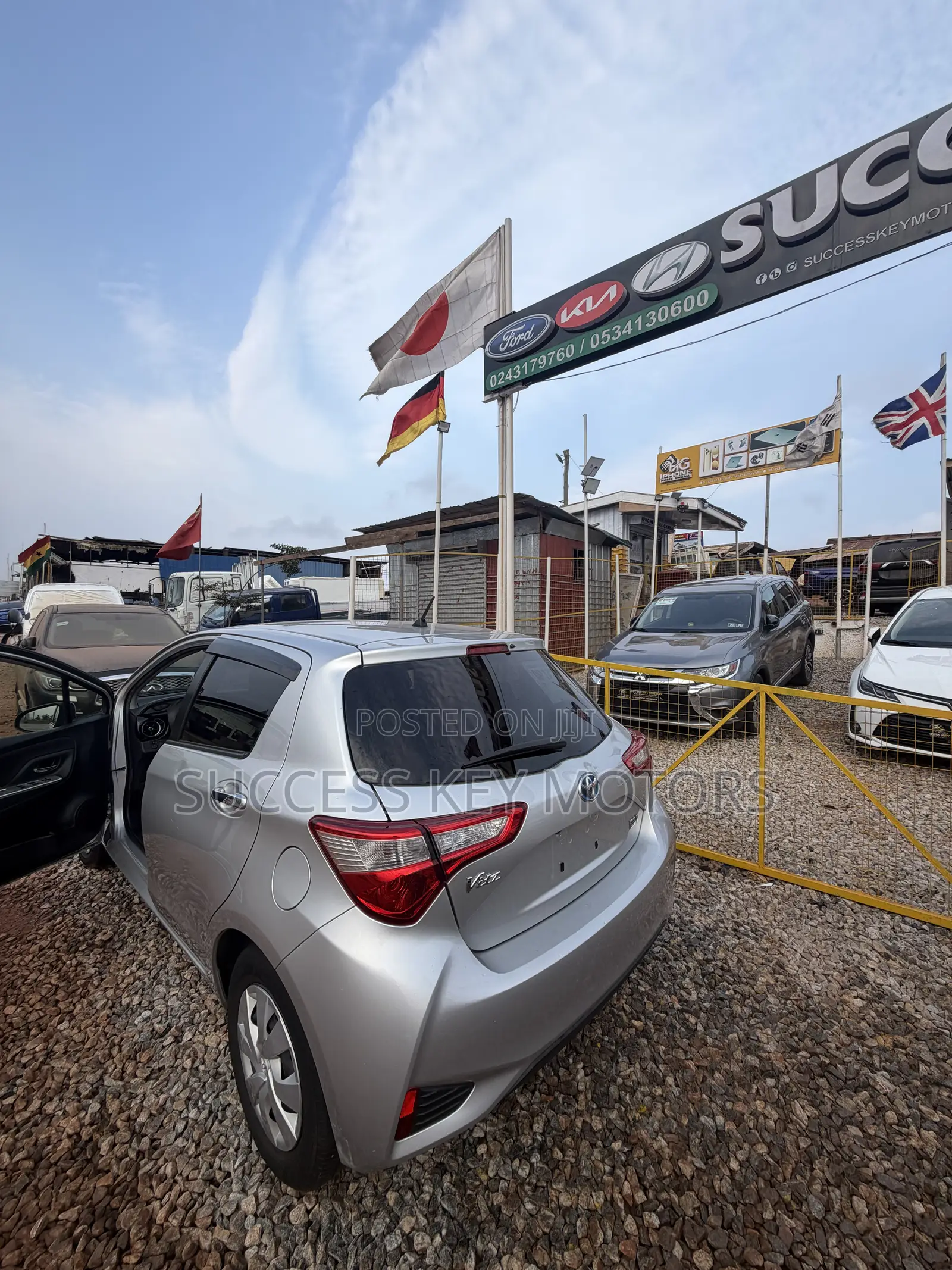 Toyota Vitz 1.5 FWD Hybrid 5dr 2017 Silver