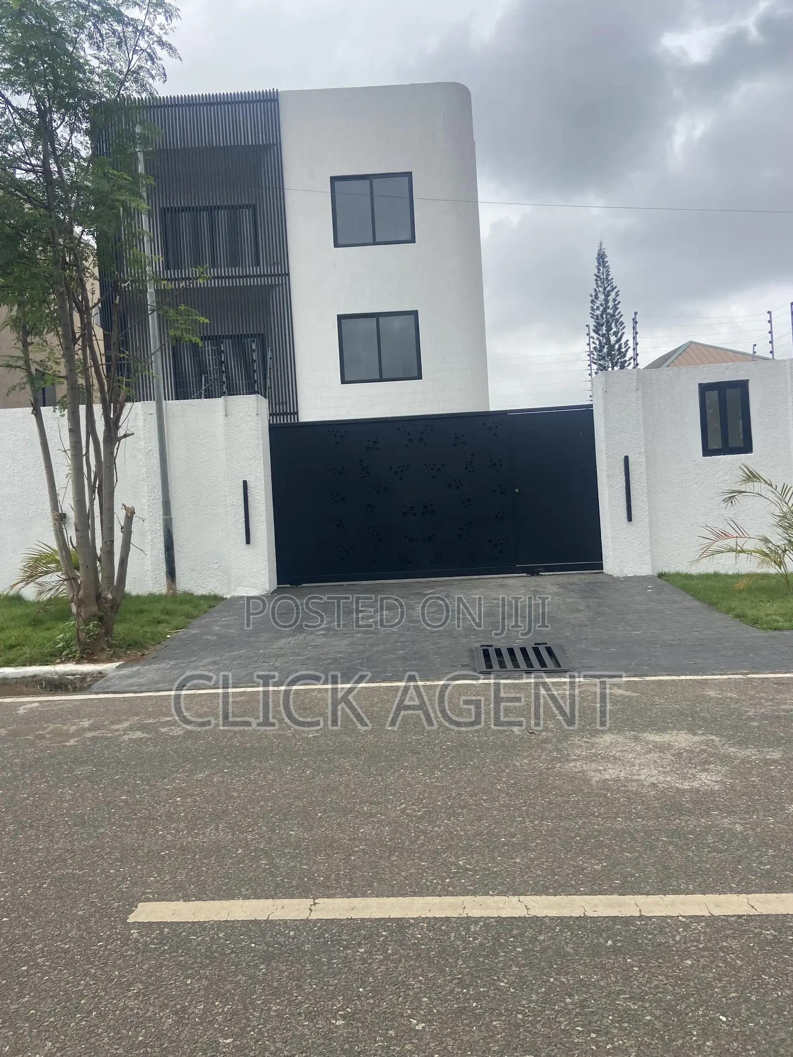 5bdrm House in American House, East Legon for rent