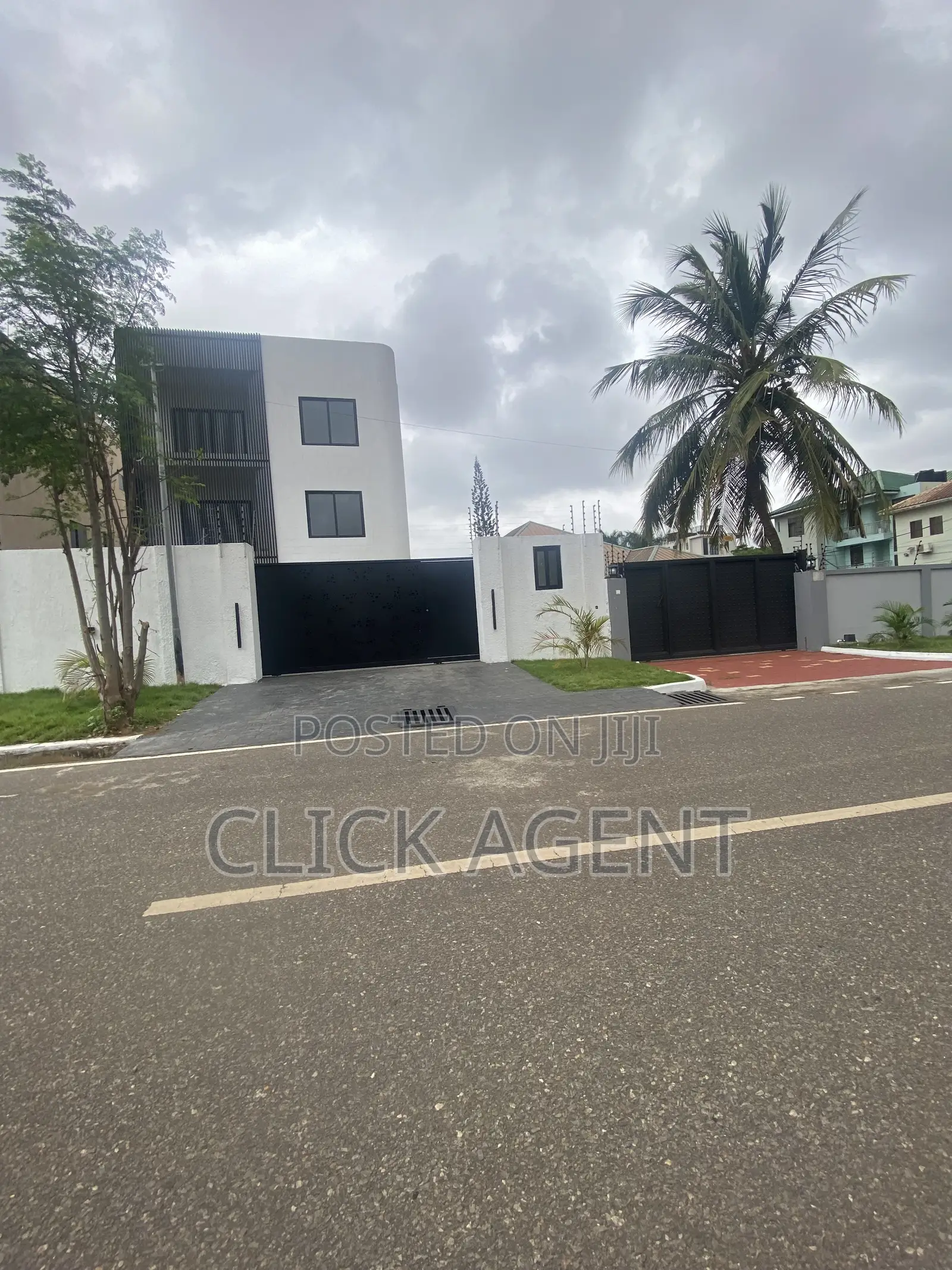 5bdrm House in American House, East Legon for rent