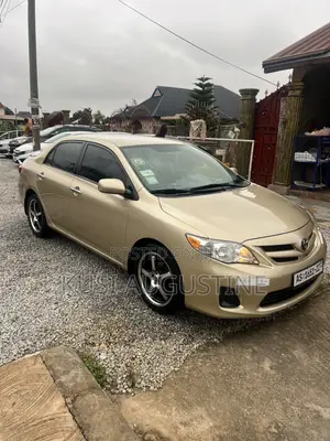 Toyota Corolla LE 4dr Sedan (1.8L 4cyl 4A) 2013 Beige
