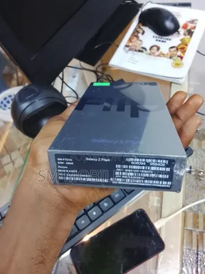 New Samsung Galaxy Z Flip4 256 GB Purple