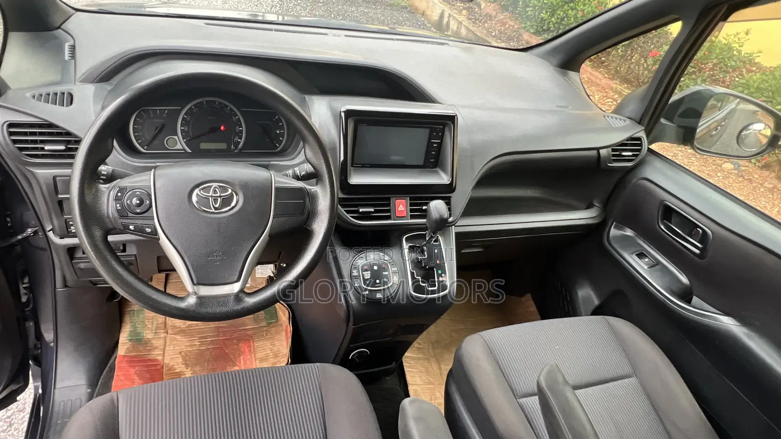 Toyota Voxy V 4WD 7-Seater 2016 Gray