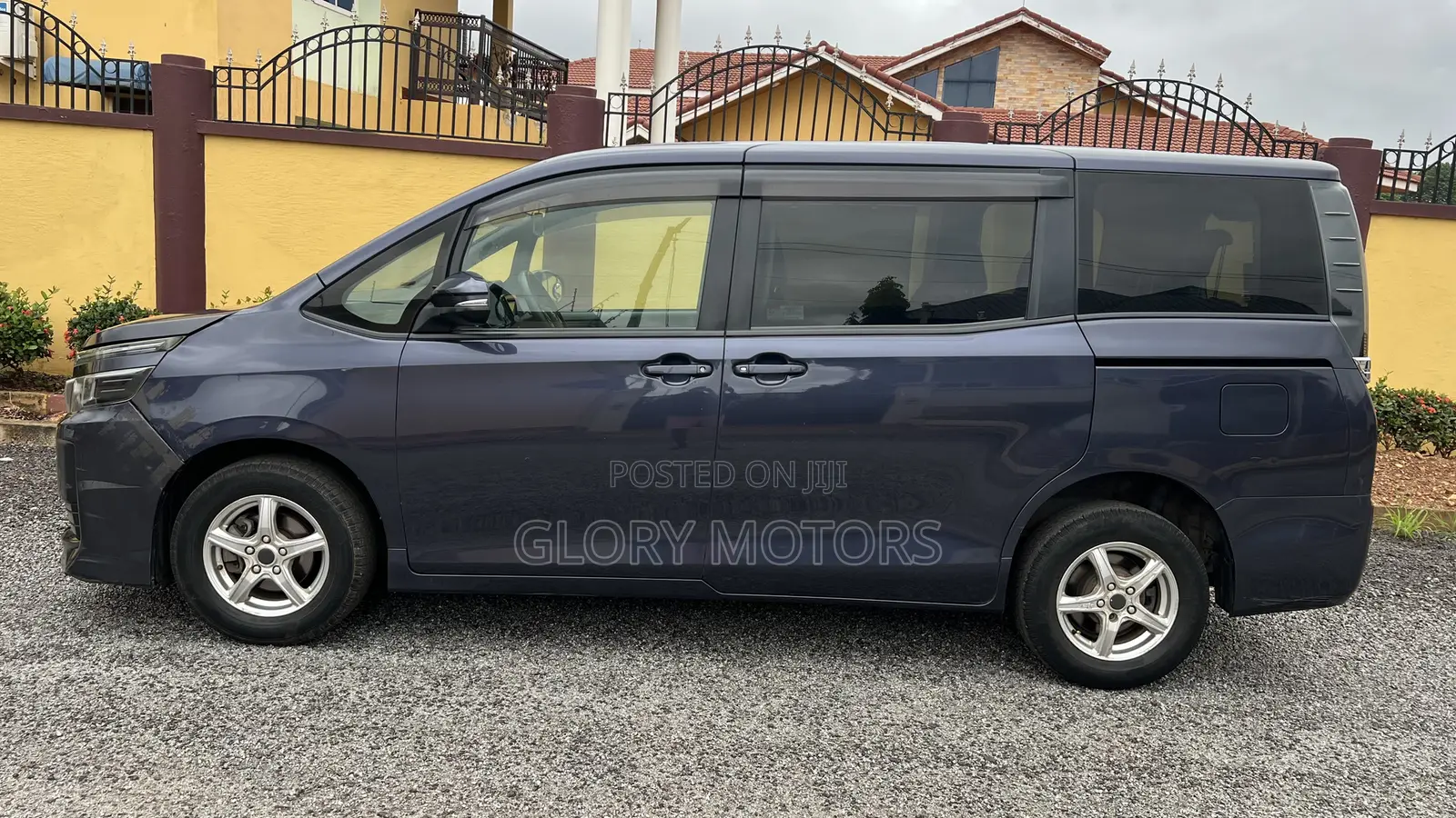 Toyota Voxy V 4WD 7-Seater 2016 Gray