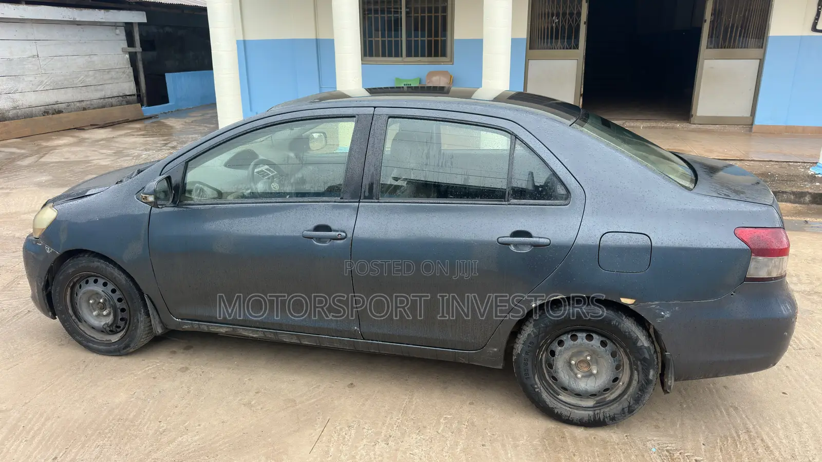 Toyota Yaris Base Sedan 4dr 2010 Gray
