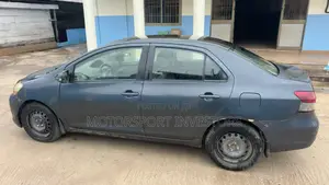 Toyota Yaris Base Sedan 4dr 2010 Gray