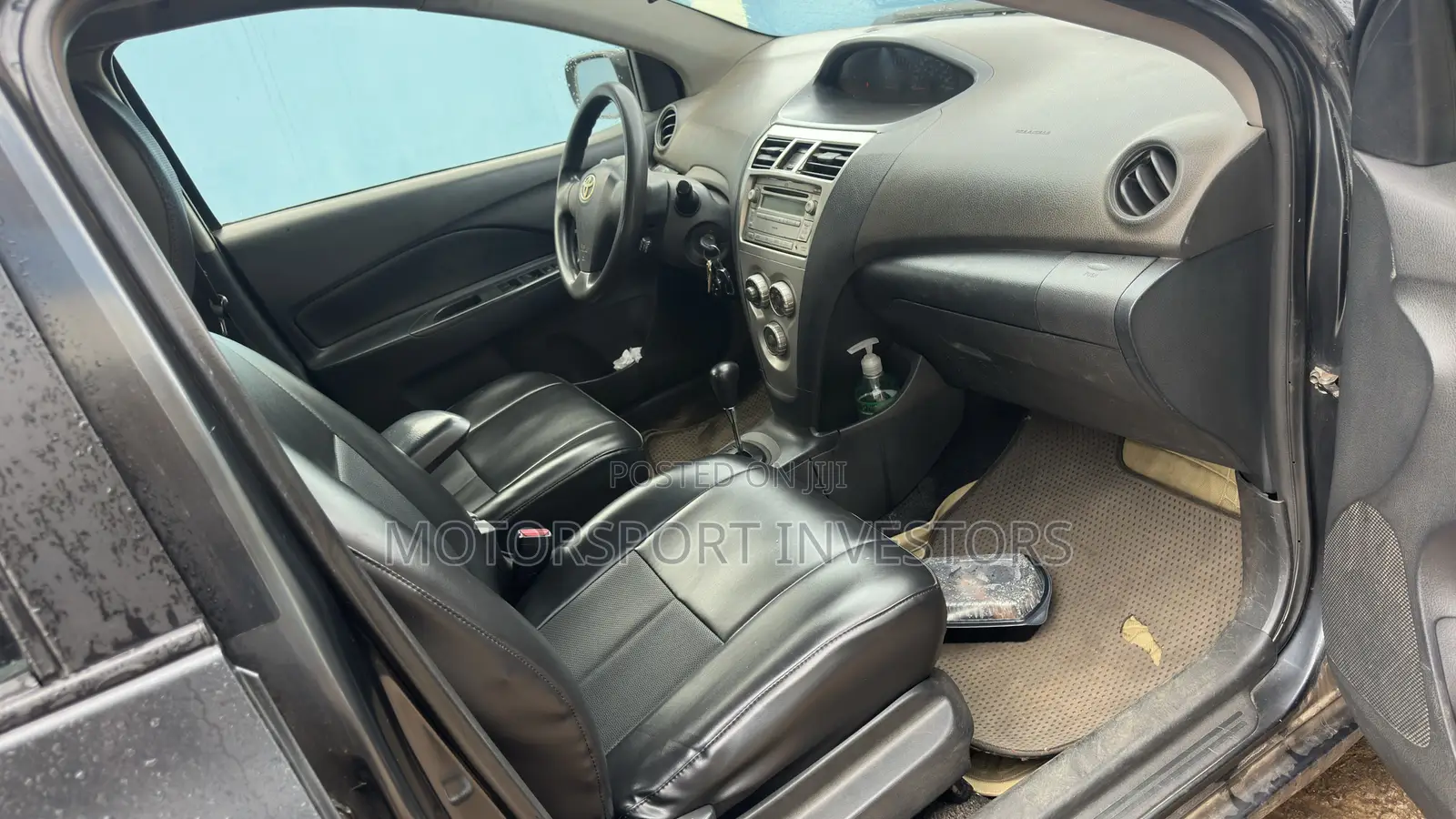 Toyota Yaris Base Sedan 4dr 2010 Gray