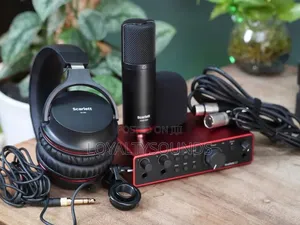 Focusrite Scarlett 2i2 4th Generation Studio Bundle