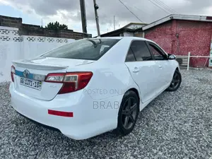 Toyota Camry SE 4dr Sedan (2.5L 4cyl 6A) 2013 White