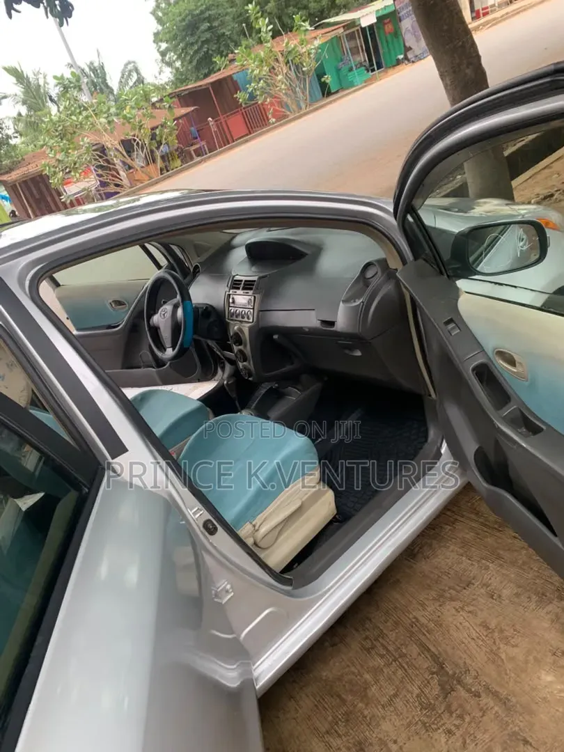 Toyota Vitz 1.3 AWD 3dr 2010 Silver