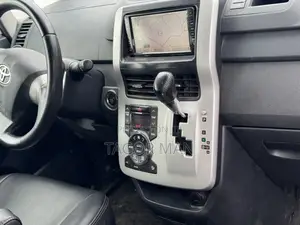 Toyota Voxy Trans-X 4WD 5-Seater 2011 White