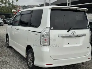Toyota Voxy Trans-X 4WD 5-Seater 2011 White