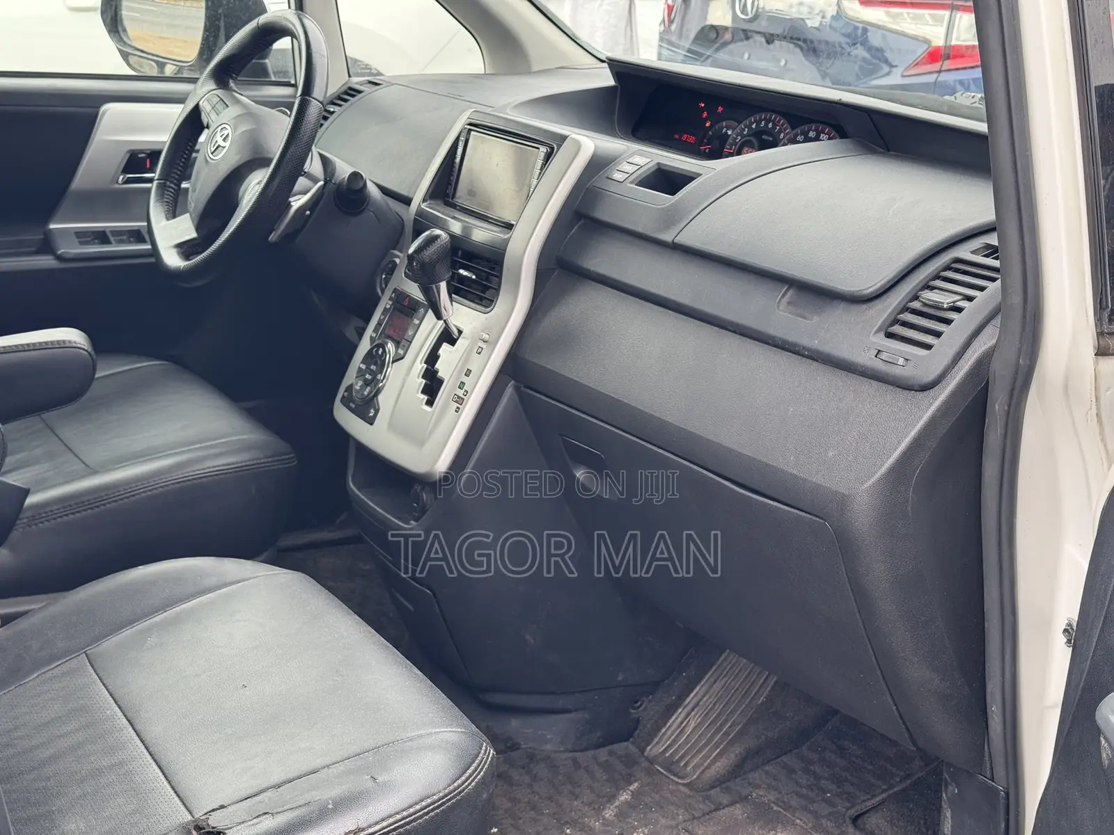 Toyota Voxy Trans-X 4WD 5-Seater 2011 White
