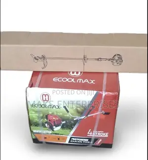 Grass Trimmer With a 4 Stroke Gasoline Engine