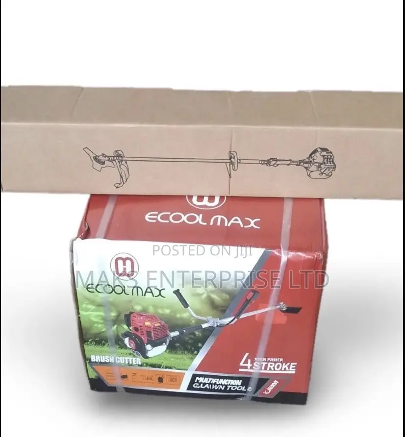 Grass Trimmer With a 4 Stroke Gasoline Engine